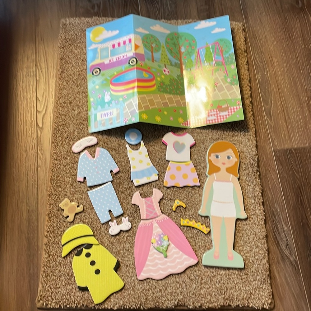 Floss & Rock Magnetic Dress up Wooden Doll (Elsie)